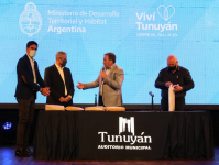 Ferraresi entregó viviendas y créditos para construcción en Mendoza